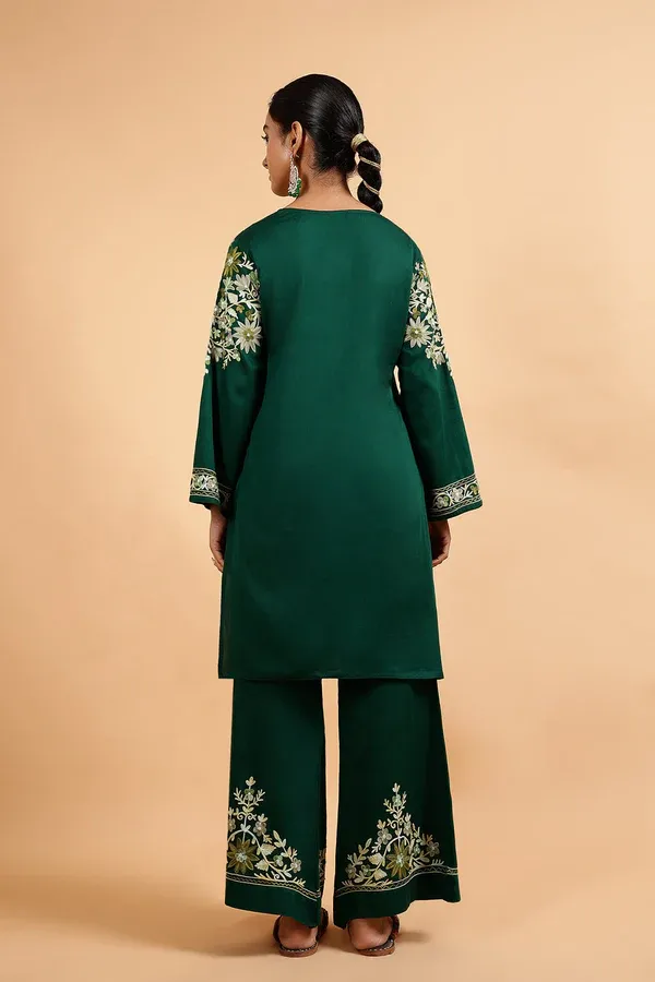 Kashmiri Aari Embroidered Kurta Set with Bellbottom Pants in Green 3.webp
